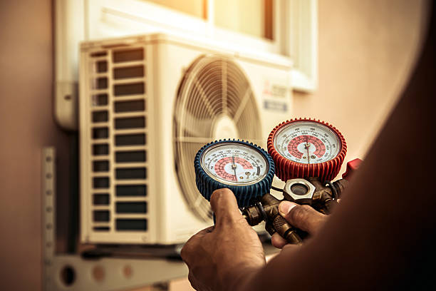 Professional Hvac technician working in Venice, CA